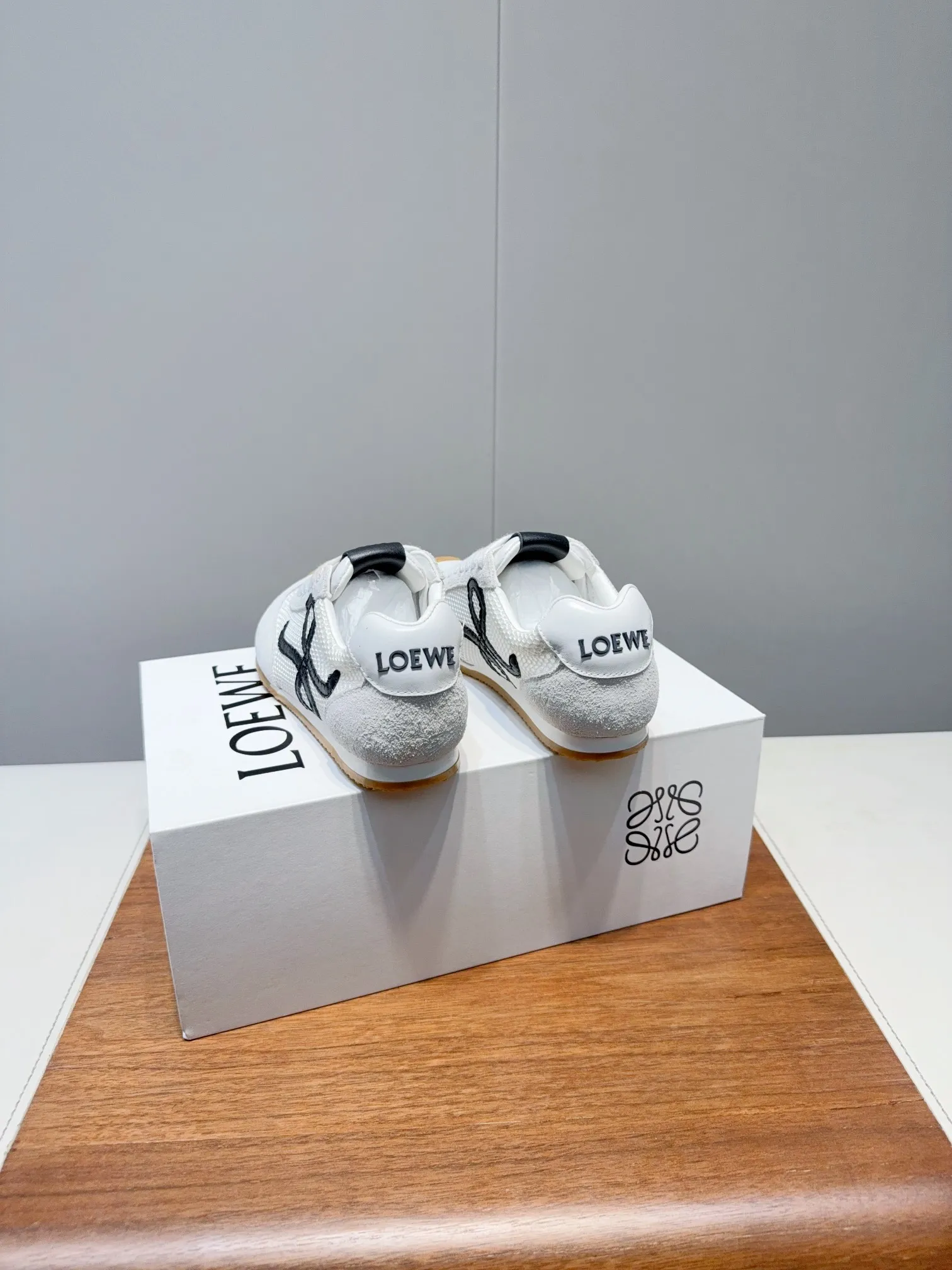 👟👟Ex-factory price 560👟👟 Loewe LOEW- 2025 mesh moral training shoes Super awesome Asymmetric toe shape, as LOEWE's signature design Super soft, lightweight and flexible sole, new wave texture rubber outsole, extending to the toe, upgraded soft leather lining and footbed to provide maximum comfort, 3D injection molded rubber LOEWE logo on the heel Fully open mold matching material Size: 35-40 (custom-made for 40 women, non-refundable)